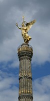  Detailaufnahme der Siegessäule in Berlin: Viktoria-Statue auf der Spitze der Säule 